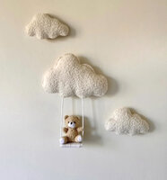 Muurdecoratie beertje op schommel met 2 wolkjes