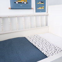 Ledikantdeken Babykamer triangel op wit | Wafelstof donker oud blauw