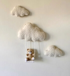 Muurdecoratie beertje op schommel met 2 wolkjes