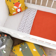 Ledikantdeken Babykamer triangel op wit | Wafelstof terracotta rood
