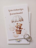 Geboortekaartjes bewaarbundel beer met parachute blauw
