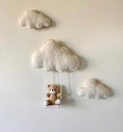 Muurdecoratie beertje op schommel met 2 wolkjes