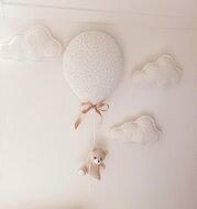 Wandlampje hangend beertje aan ballon met wolkjes